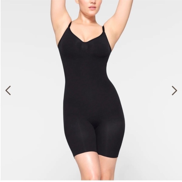 SKIMS Shapewear bodysuit seamless sculpt mid thigh bodysuit NWOT in black - Picture 2 of 4